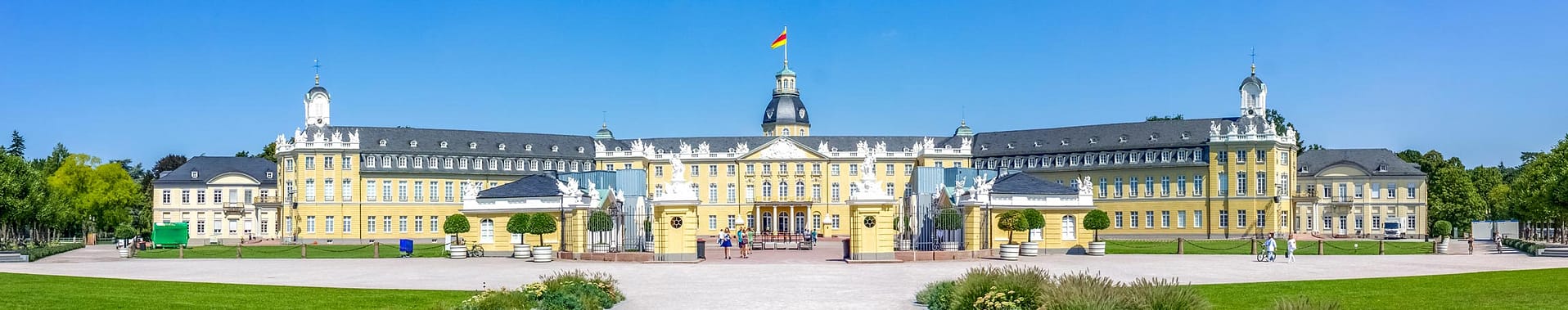 Karlsruher Schloss in Panoramaansicht